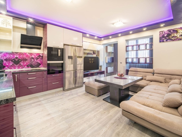 Тристаен апартамент в Варна, Център - 84 кв.м за 2596 €/кв.м - Снимка #1