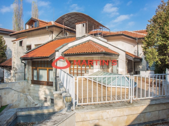 Дава се под наем Къща в София, Бояна - 989 кв.м за 4500 € - Снимка #1