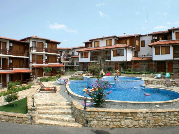 Двустаен апартамент в с. Кошарица, Област Бургас - 54 кв.м за 1000 €/кв.м - Снимка #1