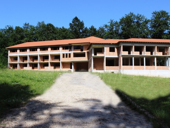 Хотел в с. Млечево, Област Габрово - 1674 кв.м за 144 €/кв.м - Снимка #1