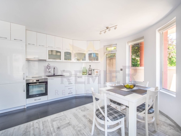 Тристаен апартамент в Варна, Бриз - 93 кв.м за 2140 €/кв.м - Снимка #1