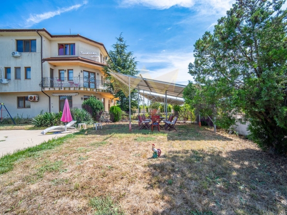 Хотел в с. Българево, Област Добрич - 667 кв.м за 473 €/кв.м - Снимка #1