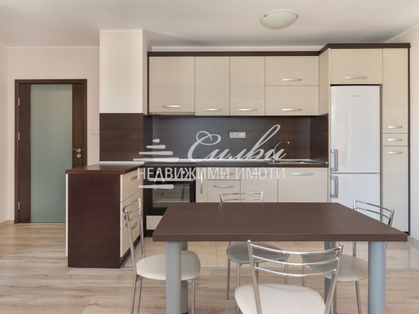 Дава се под наем Двустаен апартамент в Шумен, Център - 76 кв.м за 357 € - Снимка #1