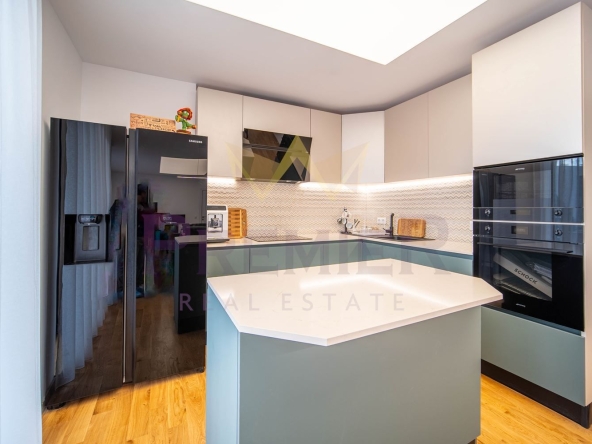 Четиристаен апартамент в Варна, Бриз - 225 кв.м за 1645 €/кв.м - Снимка #1