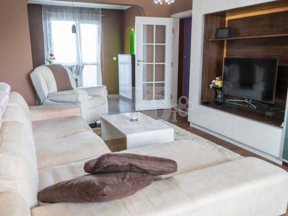 Четиристаен апартамент в Добрич, Христо Ботев - 98 кв.м за 1103 €/кв.м - Снимка #1