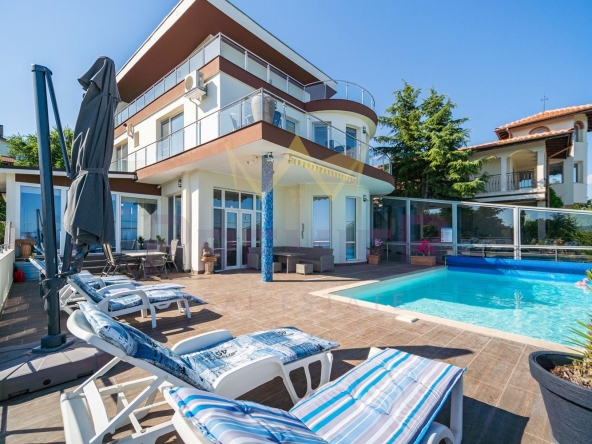 Дава се под наем Къща в Балчик - 380 кв.м за 598.23 € - Снимка #1