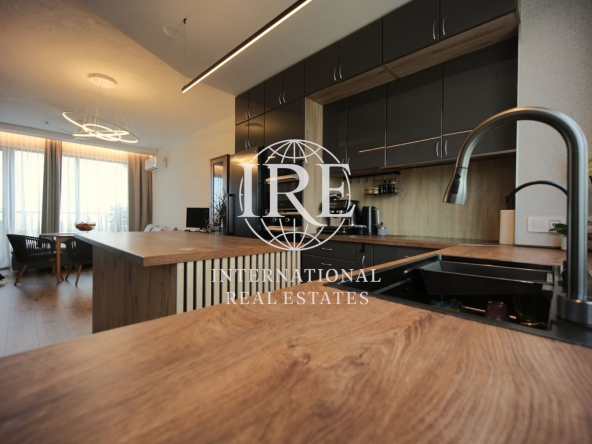 Тристаен апартамент в к.к. Св.Св. Константин и Елена - 146 кв.м за 1044 €/кв.м - Снимка #1