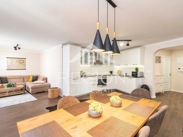 Дава се под наем Тристаен апартамент в Варна, Център - 105 кв.м за 1320 € - Снимка #1