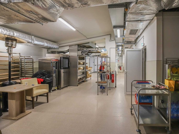 Дава се под наем Заведение в с. Кладница, Област Перник - 380 кв.м за 1683 € - Снимка #1