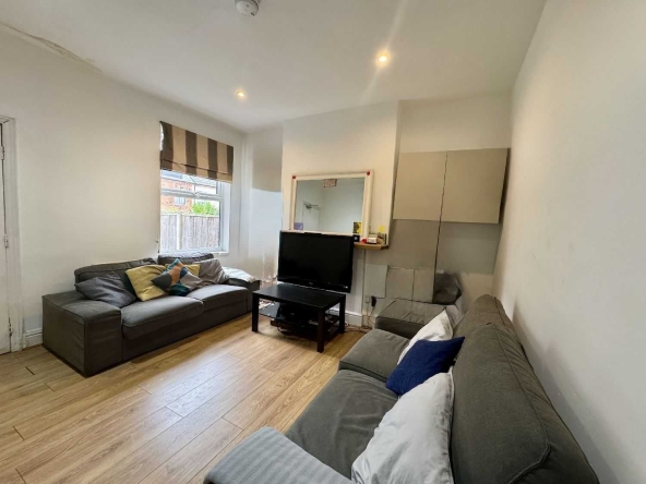 Дава се под наем Тристаен апартамент в София, Център - 90 кв.м за 459 € - Снимка #1