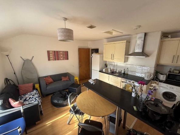 Дава се под наем Тристаен апартамент в София, Център - 80 кв.м за 484.5 € - Снимка #1