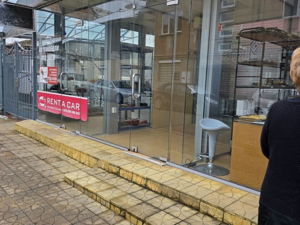 Дава се под наем Офис в Ловеч, Широк център - 11 кв.м за 149.43 € - Снимка #1