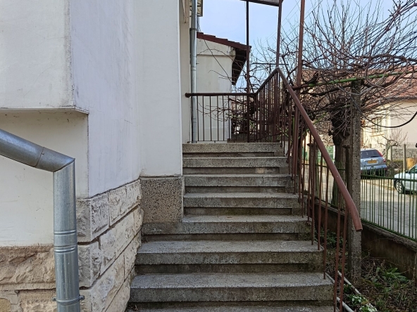 Дава се под наем Етаж от къща в Враца, Квартал 103 - 120 кв.м за 498.27 € - Снимка #1