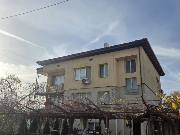 Етаж от къща в Добрич, Рилци - 734 кв.м за 84 €/кв.м - Снимка #1