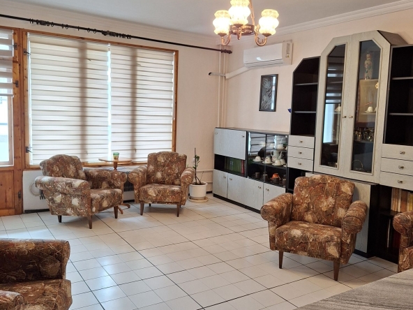 Дава се под наем Четиристаен апартамент в Пловдив, Център - 100 кв.м за 578.34 € - Снимка #1