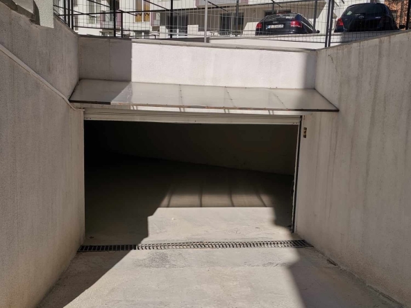 Дава се под наем Гараж / Паркомясто в Варна, Младост 2 - 12 кв.м за 61.2 € - Снимка #1