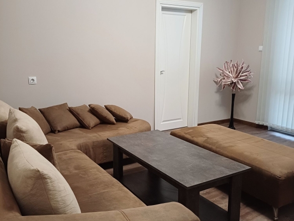 Дава се под наем Тристаен апартамент в Русе, Търговия на едро - 95 кв.м за 510 € - Снимка #1