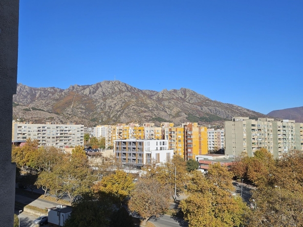 Дава се под наем Тристаен апартамент в Сливен, Българка - 70 кв.м за 331.5 € - Снимка #1