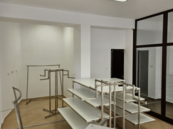 Дава се под наем Магазин в Асеновград - 53 кв.м за 357 € - Снимка #1