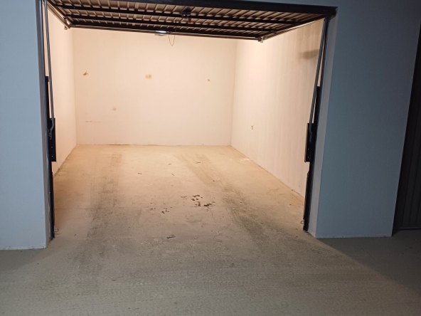 Гараж / Паркомясто в Благоевград, Запад - 18 кв.м за 962 €/кв.м - Снимка #1