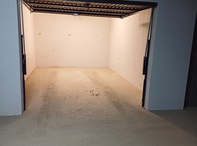 Гараж / Паркомясто в Благоевград, Запад - 18 кв.м за 962 €/кв.м - Снимка #1