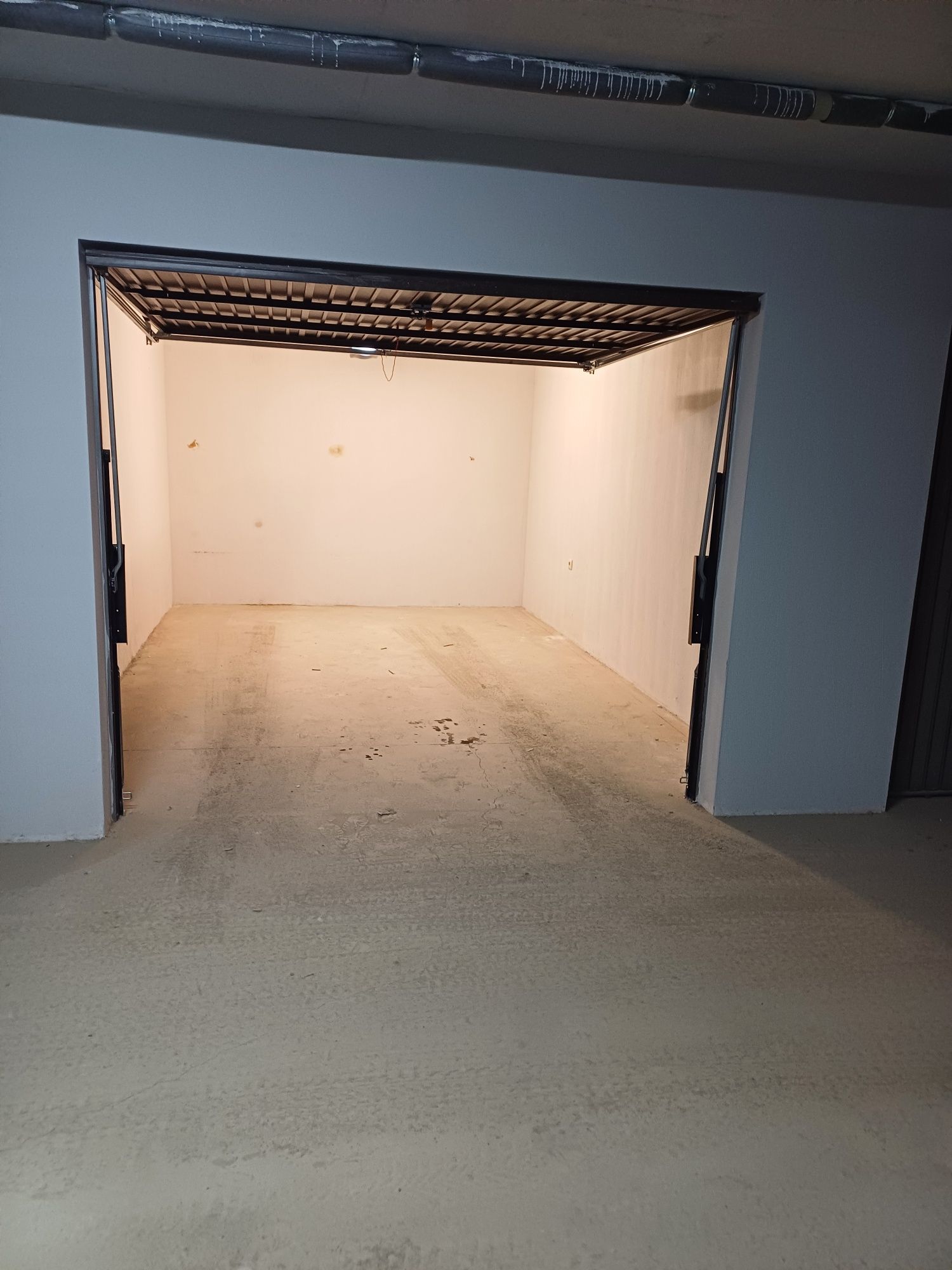 Гараж / Паркомясто в Благоевград, Запад - 18 кв.м за 962 €/кв.м - Снимка #1