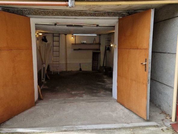 Гараж / Паркомясто в Плевен, Идеален център - 23 кв.м за 1066 €/кв.м - Снимка #1