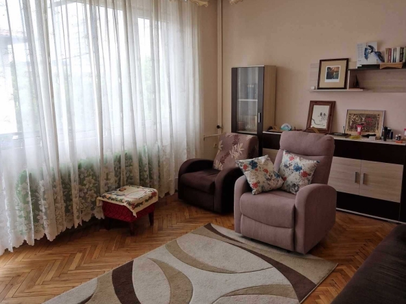 Тристаен апартамент в Плевен, Идеален център - 100 кв.м за 1250 €/кв.м - Снимка #1