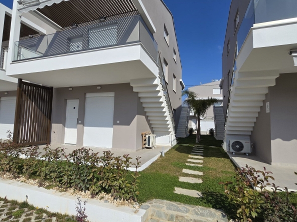 Дава се под наем Тристаен апартамент в с. Нова Ловча, Област Благоевград - 1 кв.м за 100 € - Снимка #1