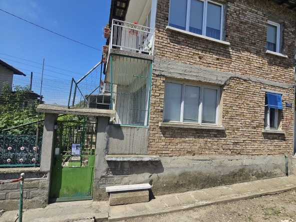 Етаж от къща в Белослав - 368 кв.м за 354 €/кв.м - Снимка #1