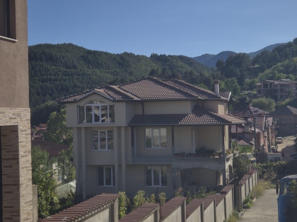 Дава се под наем Къща в с. Брезница, Област Благоевград - 250 кв.м за 688.5 € - Снимка #1