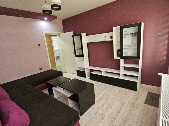 Дава се под наем Тристаен апартамент в Търговище, Център - 72 кв.м за 382.5 € - Снимка #1