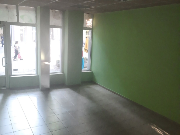 Дава се под наем Магазин в Плевен, Идеален център - 70 кв.м за 500 € - Снимка #1