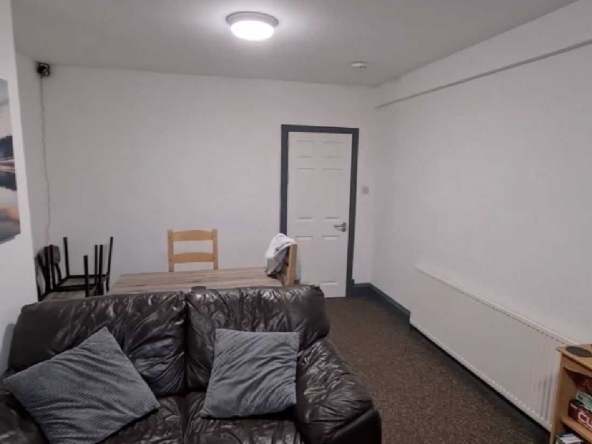 Дава се под наем Тристаен апартамент в София, Център - 85 кв.м за 453.9 € - Снимка #1