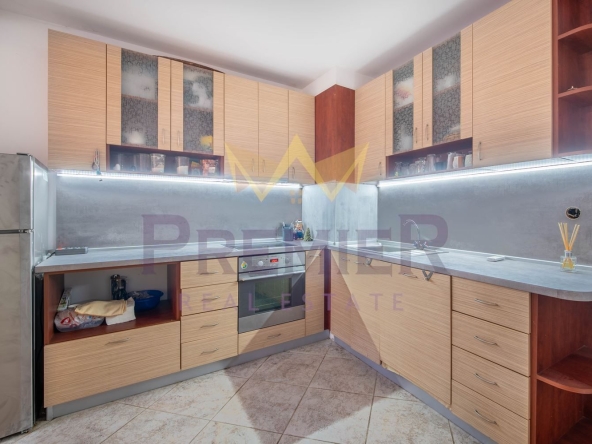 Дава се под наем Тристаен апартамент в Варна, Левски - 112 кв.м за 510 € - Снимка #1