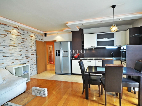 Дава се под наем Тристаен апартамент в София, Център - 89 кв.м за 700 € - Снимка #1