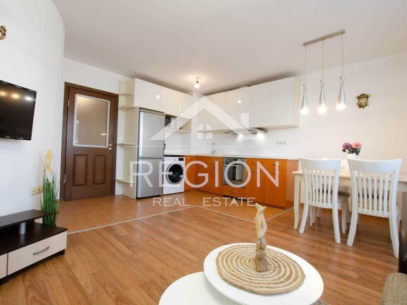 Дава се под наем Двустаен апартамент в Варна, Център - 60 кв.м за 484.5 € - Снимка #1