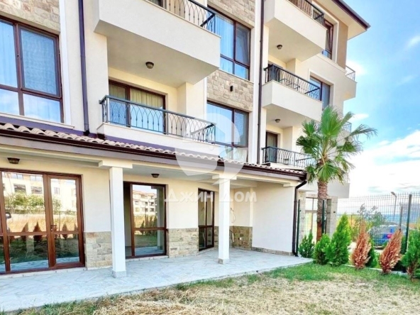 Тристаен апартамент в Бургас, Сарафово - 120 кв.м за 2059 €/кв.м - Снимка #1