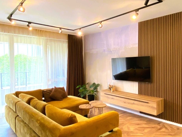 Дава се под наем Тристаен апартамент в к.к. Св.Св. Константин и Елена - 100 кв.м за 1300 € - Снимка #1