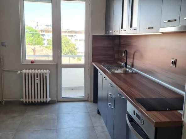 Тристаен апартамент в Плевен, Идеален център - 106 кв.м за 1406 €/кв.м - Снимка #1