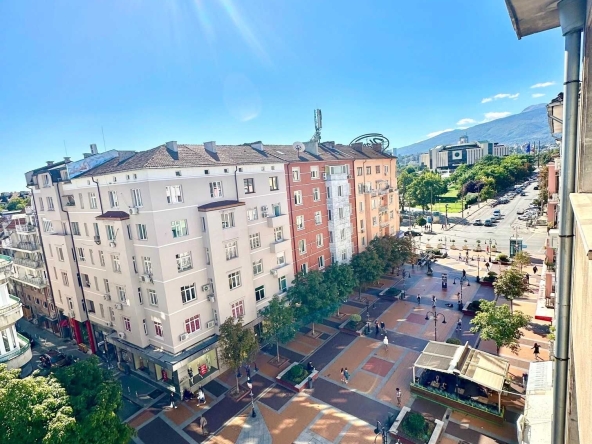 Дава се под наем Тристаен апартамент в София, Лозенец - 116 кв.м за 2200 € - Снимка #1