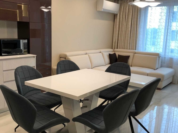 Дава се под наем Двустаен апартамент в София, Център - 79 кв.м за 887.4 € - Снимка #1