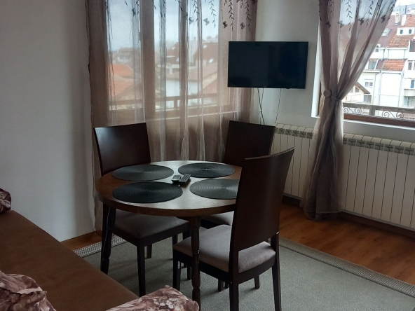 Дава се под наем Двустаен апартамент в Варна, Цветен квартал - 60 кв.м за 408 € - Снимка #1