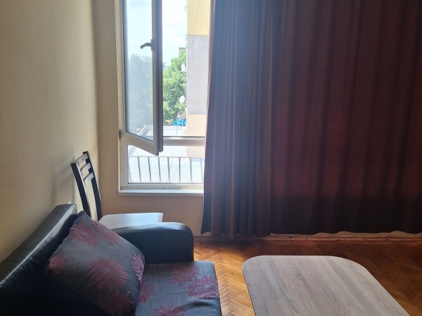 Дава се под наем Двустаен апартамент в Ямбол, Център - 56 кв.м за 228.99 € - Снимка #1