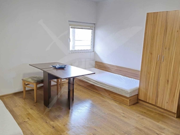 Дава се под наем Едностаен апартамент в Варна, Червен площад - 30 кв.м за 225 € - Снимка #1