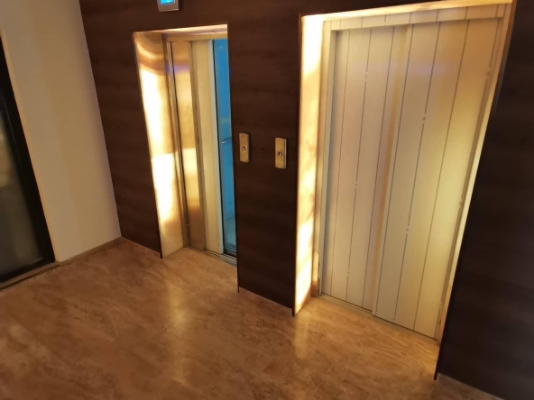 Двустаен апартамент в Бургас, Изгрев - 63 кв.м за 1974 €/кв.м - Снимка #1