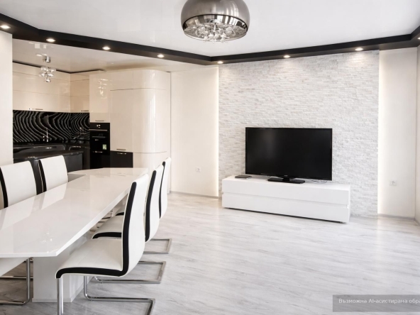 Дава се под наем Тристаен апартамент в Пловдив, Център - 100 кв.м за 797.64 € - Снимка #1