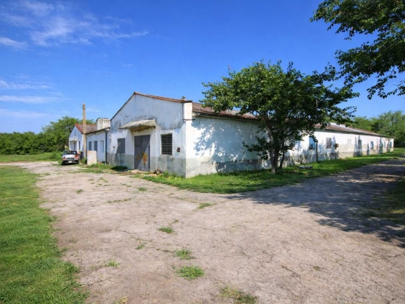 Промишлена сграда в Провадия - 1224 кв.м за 100 €/кв.м - Снимка #1