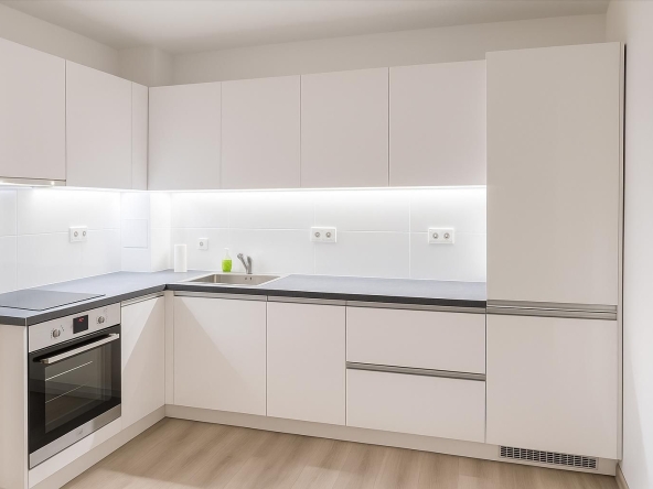 Дава се под наем Двустаен апартамент в Пловдив, Тракия - 78 кв.м за 475 € - Снимка #1