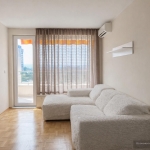 Дава се под наем Двустаен апартамент в Варна, Общината - 70 кв.м за 608.43 € - Снимка #1